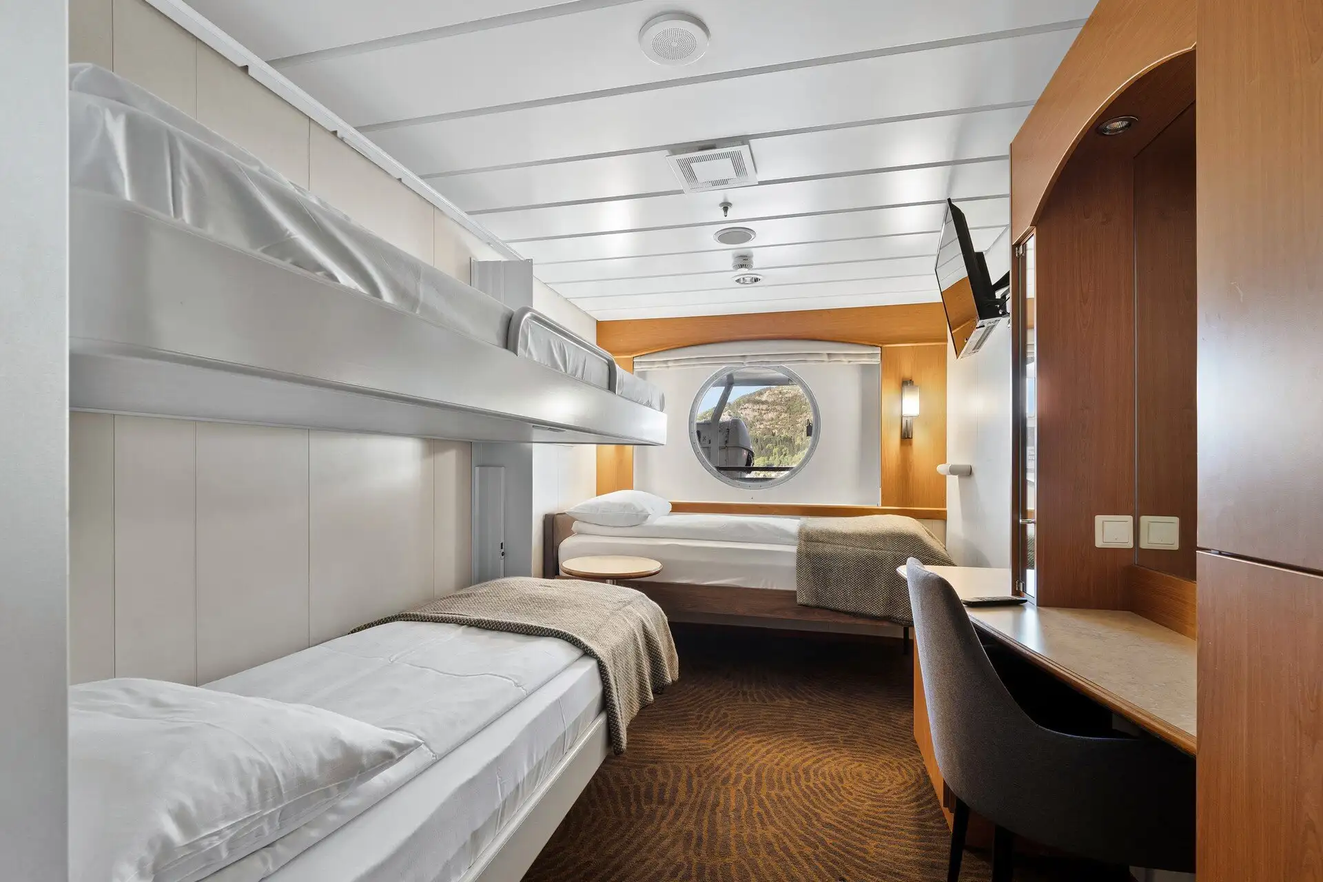 polar_outside_j3_ms_trollfjord_hgr_162927_1920_photo_espen_mills