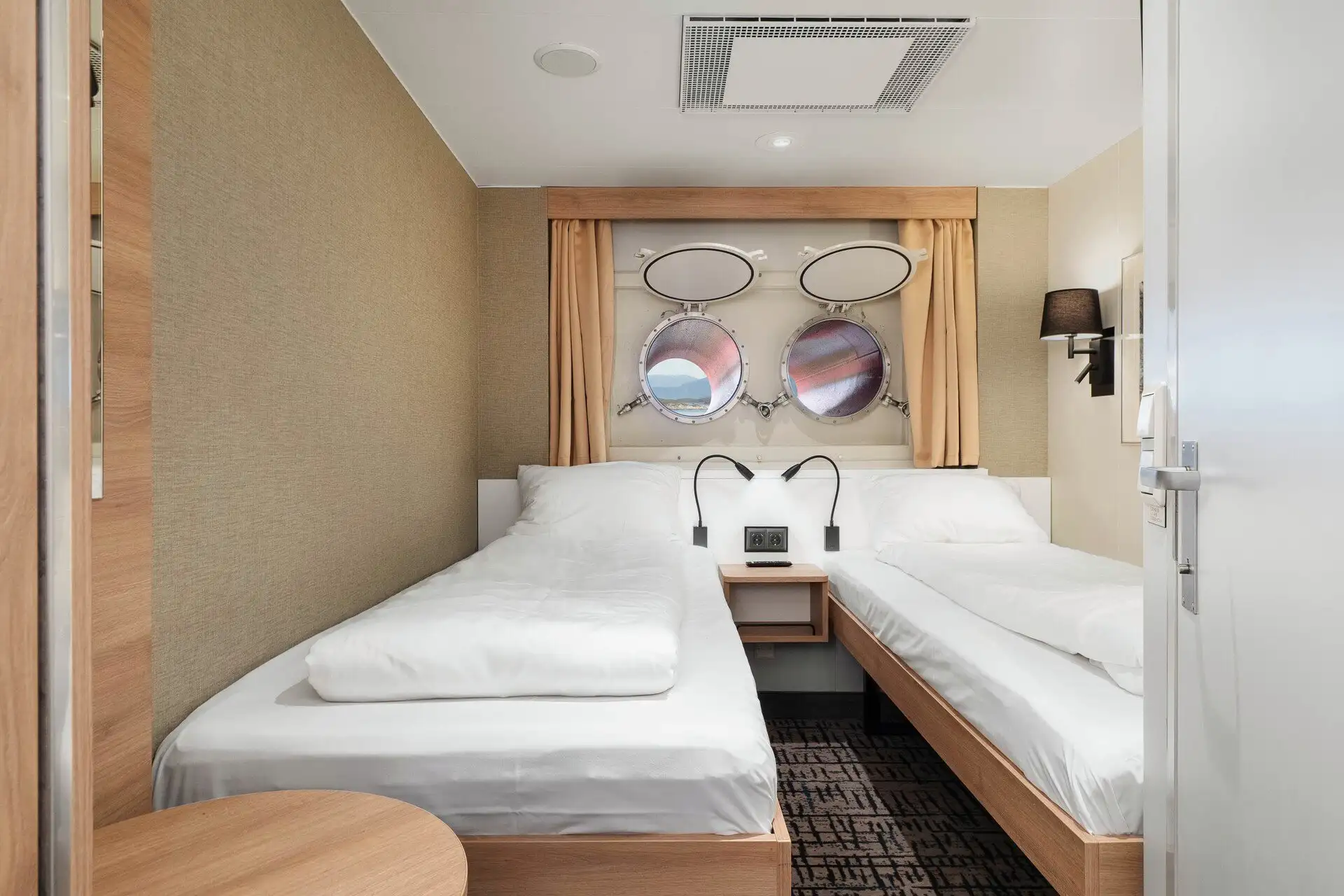 202303.24-ms-nordkapp-cabin-302-l2-04-espen-mills-21112535-photo_espen_mills_1920